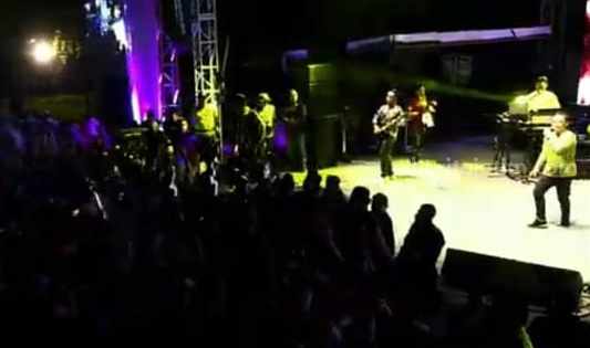 Wali Band Tampil Memukau, Santri Jombang Berjingkrak Hingga Puncak