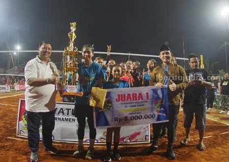 Ketua AKD Kabupaten Jombang H Warsubi (kiri) saat menyerahkan hadiah untuk juara pertama 'Open Turnamen Bola Voli Putri se-Jatim' di Desa Watudakon Kesamben Jombang, Minggu malam (6/8/2023)