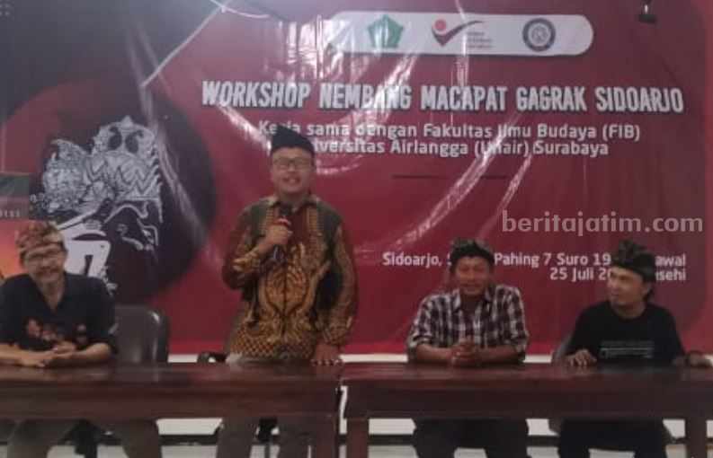 Wakil Dekan FIB Unair Dr Listiyono Santoso, SS, MHum, saat memberikan sambutan dalam Workshop Nembang Macapat Sidoarjo di Aula Dekesda Art Center, Selasa (25/7/2023).