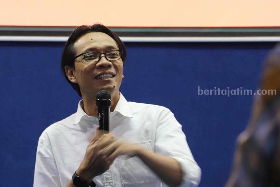 Mamuk Ismuntoro Ingatkan Foto AI bukan Produk Jurnalistik Mamuk Ismuntoro saat memberikan materi di Workshop Kreatif: Menulis dan Memotret di Dunia Digital' di Sekolah Tinggi Ilmu Komunikasi - Almamater Wartawan Surabaya (Stikosa AWS), Senin (11/9/2023). (Foto/ist)