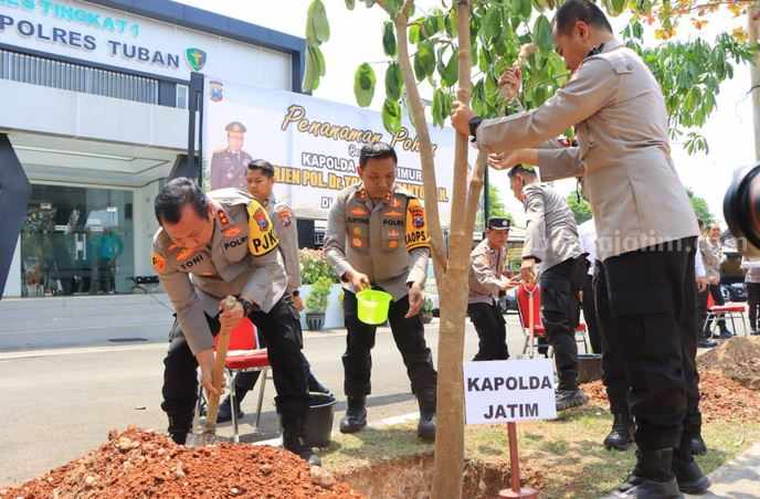 Kapolda Jatim Beri Arahan ke Polres Tuban Kapolda Jawa Timur Irjen Pol. Dr. Toni Harmanto, M.H, saat melakukan kunjungan di Polres Tuban.