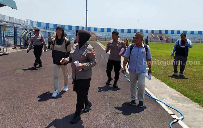 Stadion Surajaya Lamongan Dinilai Layak Gelar Liga 2 Tim dari Polda Jatim saat melakukan risk assessment di Stadion Surajaya Lamongan.