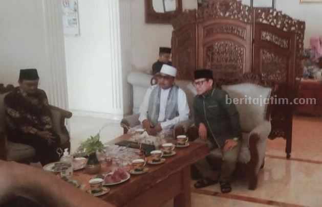 Muhaimin Iskandar atau Cak Imin bersama KH Abdul Hasib Wahab pengasuh PPBU (Pondok Pesantren Bahrul Ulum) Tambakberas Jombang.