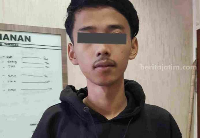 Warga asal Mantup, Lamongan, ditahan polisi karena membawa pedang dalam kondisi mabuk saat ada acara pentas seni di Desa Brangkal, Kecamatan Balongpanggang, Gresik.