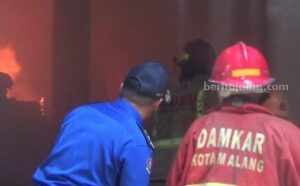 Kios di dalam Pasar Wajak, Kabupaten Malang terbakar, Rabu (13/9/2023).