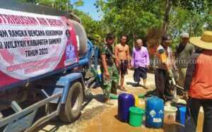 Pendistribusian air bersih ke daerah kekeringan di Sunenep.