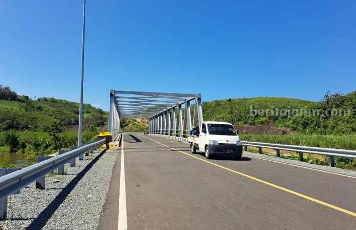 Jalur Lintas Selatan yang membentang dari Blitar hingga Tulungagung