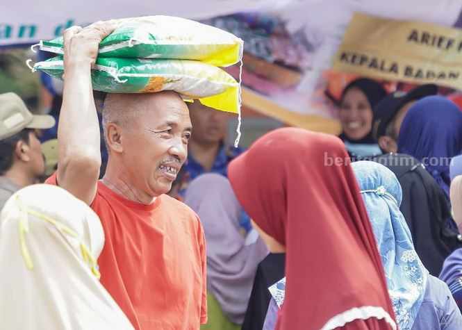 Lamongan Gelar Gerakan Pangan Murah, Kendalikan Inflasi Gerakan Pangan Murah (GPM), oleh DKPP Lamongan bersama DKPP Jawa Timur, yang digelar di Alun-alun Lamongan.