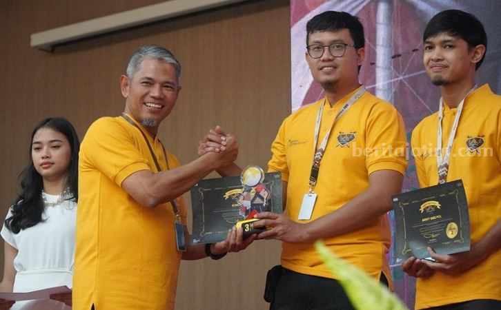 PT Semen Indonesia Dorong Karyawan Terus Berinovasi Salah satu insan SIG yang mendapatkan penghargaan.