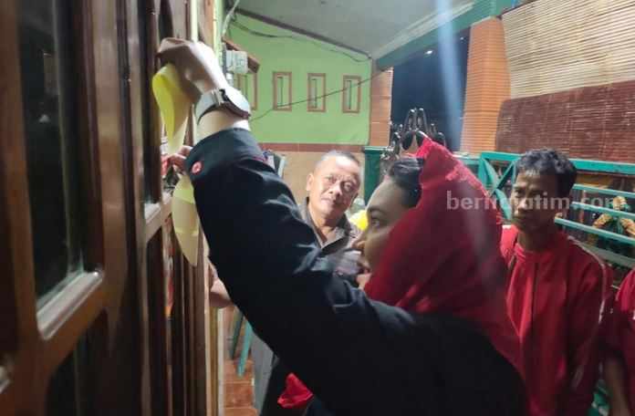 Wakil Bendahara DPD PDI Perjuangan Jawa Timur, Susy Cecilia Agustina S bersama DPC Lamongan saat melakukan stikerisasi Ganjar Pranowo dan sapa warga di Lamongan.
