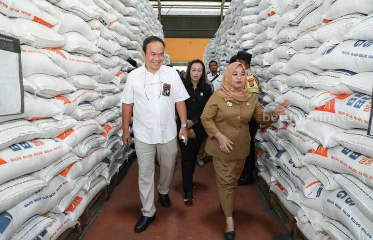 Sleman Gelar Pasar Murah dan Intervensi Pasar untuk Pengendalian Inflasi Bupati Sleman Kustini saat melakukan pemantauan dan peninjauan stok bahan psngan di Gudang Bulog -- Dokumen Pemkab Sleman