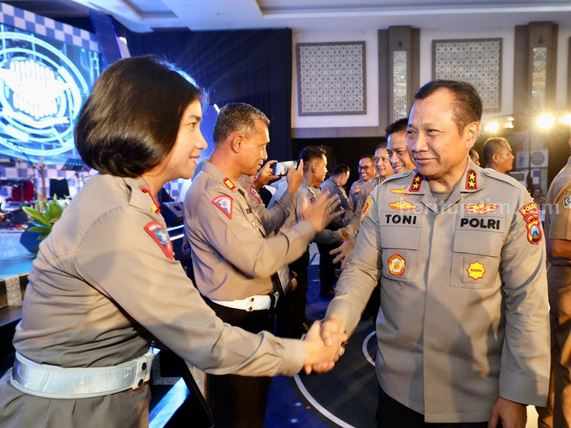 Kapolda Jatim Irjen Pol Toni Harmanto, memberikan penghargaan kepada Kasatlantas Polres Malang AKP Agnis Juwita, Senin (25/9/2023).