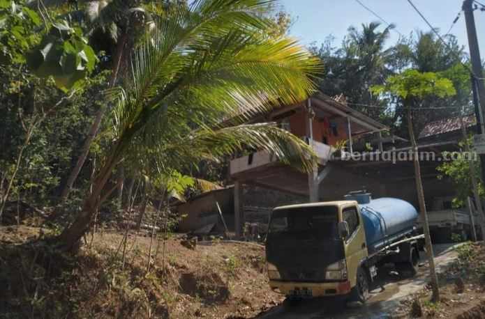 Sektor Perikanan di Sleman Terdampak Kekeringan Truk pengangkut air bersih. Tiap hari kebutuhan air bersih di DIY selalu kurang akibat musim kemarau berkepanjangan. (Rahajeng Kartika)