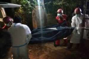 Petugas mengevakuasi jasad korban dari dalam rumahnya, Senin (4/9/2023) malam.