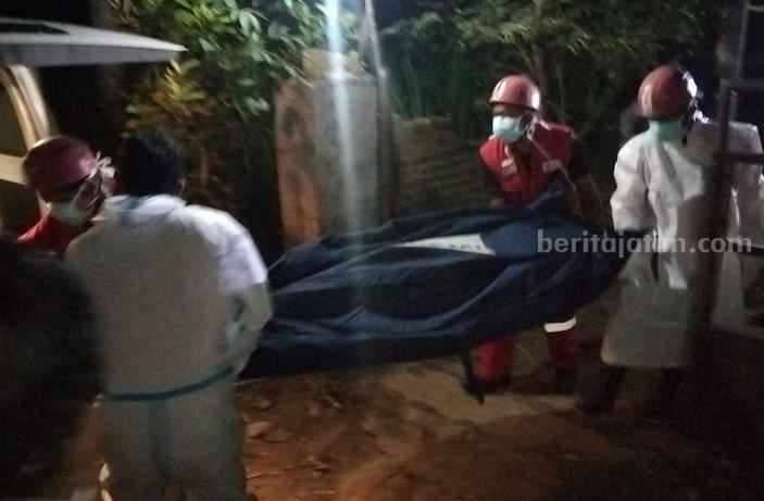 Petugas mengevakuasi jasad korban dari dalam rumahnya, Senin (4/9/2023) malam.