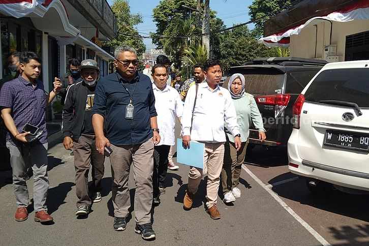 Pelapor bersama Tim TATAK sebelum masuk Satreskrim Polres Malang mengikuti gelar perkara khusus Tragedi Kanjuruhan, Jumat (1/9/2023) siang.