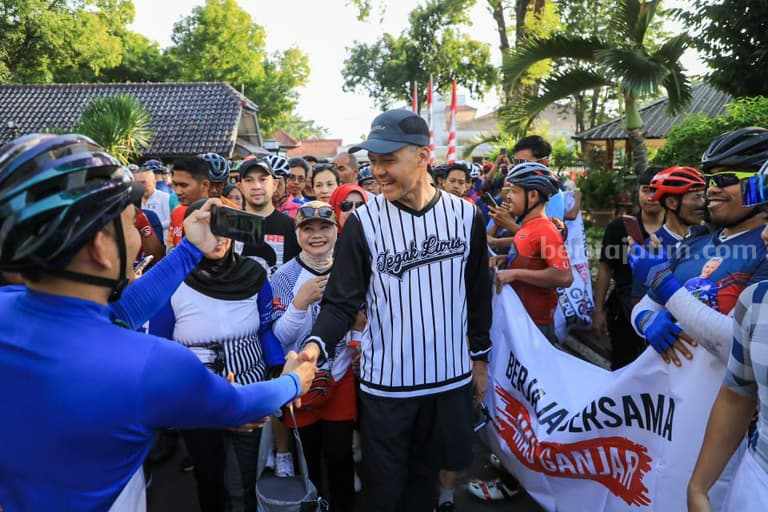 Ratusan Pesepeda Beri Salam Perpisahan dan Ucapan Cinta kepada Ganjar Pranowo.