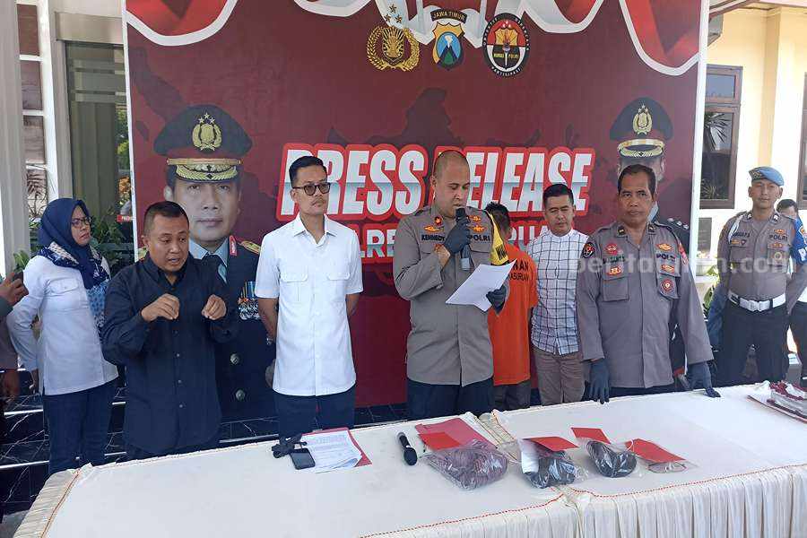 Wakapolres Pasuruan Kompol Hendry F Kennedy saat ungkap kasus kriminal.