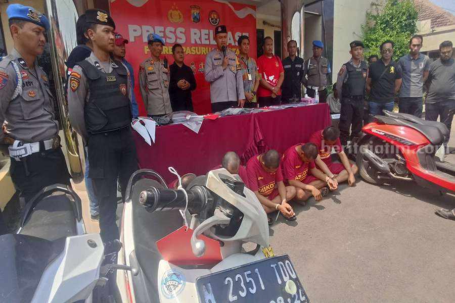 Kapolres Pasuruan Kota AKBO Makung Ismoyo Jati saat menunjukkan kelima pelaku.