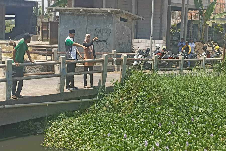 Ketua DPRD Kabupaten Pasuruan Sudiono Fauzan saat meninjau bau Sungai Wrati