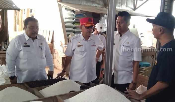 Bulog Gelontor Beras SPHP 4 Ton di Pasar Sumenep Operasi pasar TPID Sumenep dan Bulog Madura.