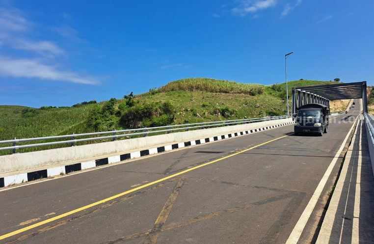 Jalur Lintas Selatan yang membentang dari Blitar hingga Tulungagung