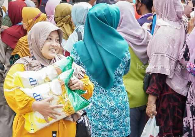 Gerakan Pangan Murah (GPM), oleh DKPP Lamongan bersama DKPP Jawa Timur, yang digelar di Alun-alun Lamongan.