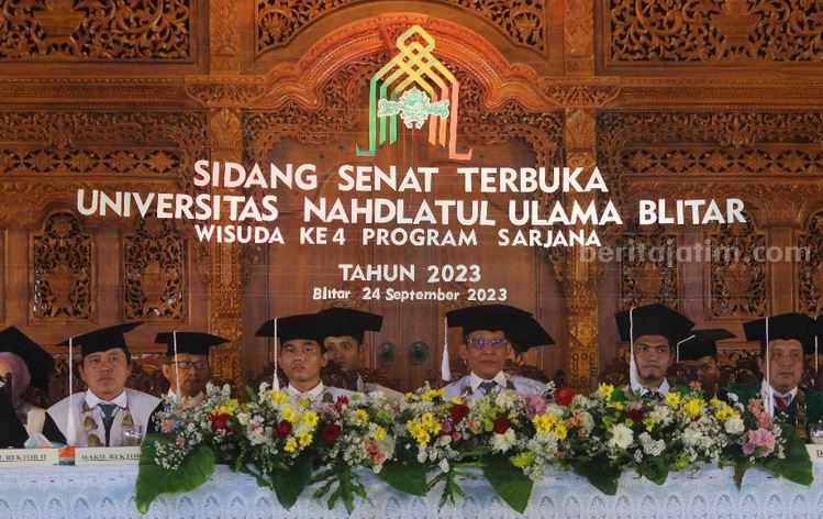 Dihadiri Ketum PBNU, UNU Blitar Gelar Wisuda di Rumah Joglo Kegiatan Wisuda UNU Blitar di rumah joglo terbesar di Indonesia, Hand Asta Asih.