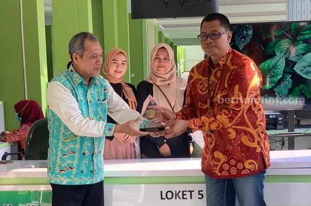Kepala BPJS Kesehatan dengan Direktur RSNU Tuban saat meluncurkan loket pelayanan informasi dan Portal Quick Response. [Foto:Diah Ayu/beritajatim.com]