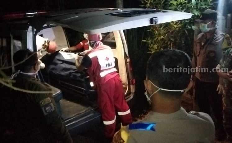 Petugas mengevakuasi jasad korban dari dalam rumahnya, Senin (4/9/2023) malam.