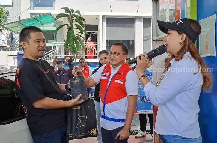 Pertamina bagikan bibit tanaman di hari pelanggan di SPBU Ciliwung, Kota Malang.