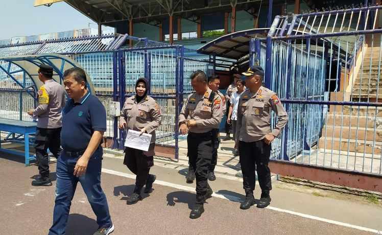 Tim dari Polda Jatim saat melakukan risk assessment di Stadion Surajaya Lamongan.