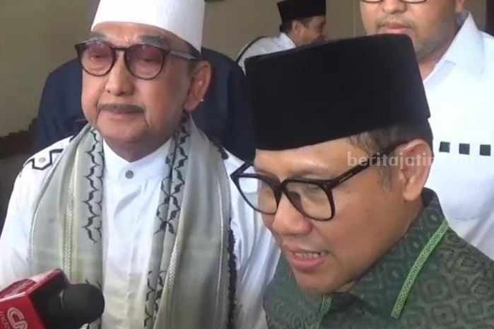 Muhaimin Iskandar atau Cak Imin didampingi KH Abdul Hasib Wahab pengasuh PPBU (Pondok Pesantren Bahrul Ulum) Tambakberas Jombang.