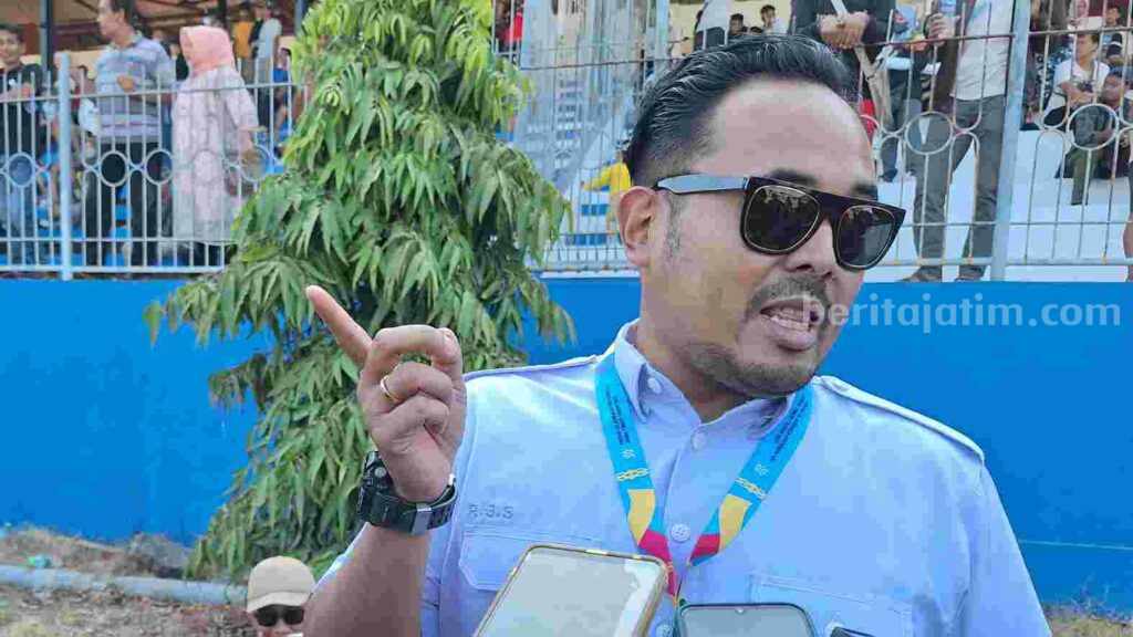Manager Tim Sepak Bola Porprov Kabupaten Mojokerto, Raja Siahaan. [Foto : Misti/beritajatim.com]