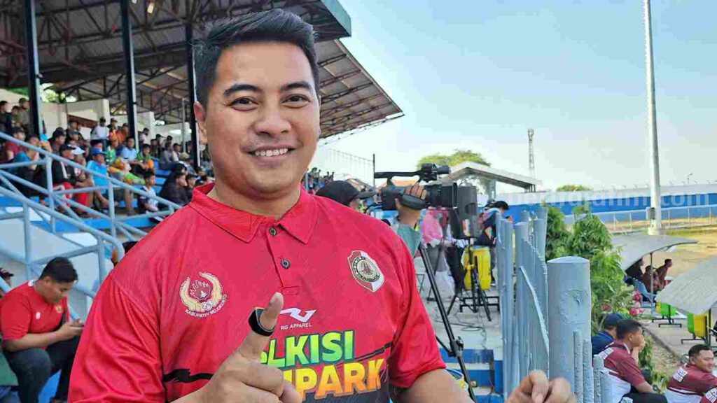 Wakil Ketua PSSI Kabupaten Mojokerto, Achmad Lutfi Rahmadani saat menyaksikan laga perdana Tim Sepak Bola Kabupaten Mojokerto di Stadion Gajah Mada, Kecamatan Mojosari, Kabupaten Mojokerto. [Foto : Misti/beritajatim.com]