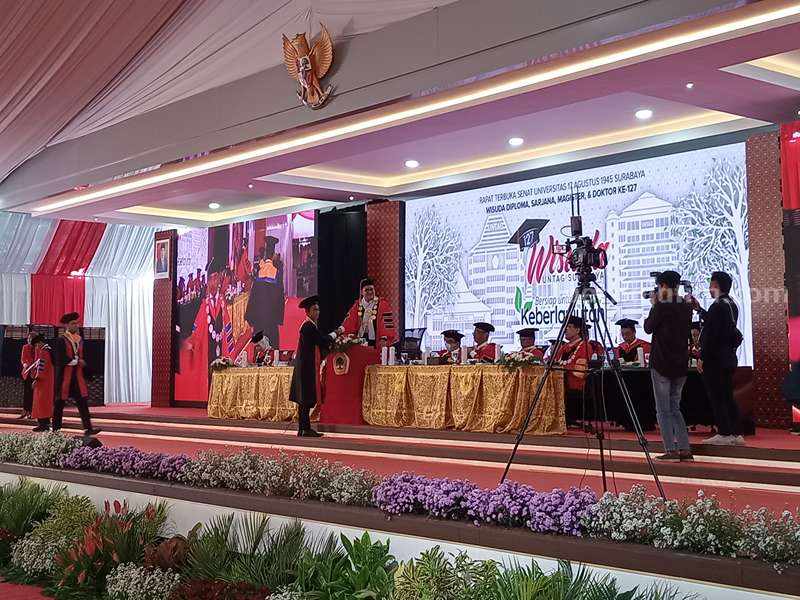 Prosesi Wisuda ke-127 Untag Surabaya Periode II Semester Genap Tahun Ajaran 2023/2024