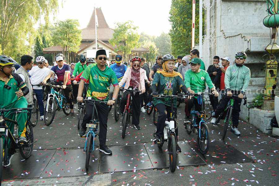Gubernur Jawa Timur Khofifah Indar Parawansa gowes bareng Bupati Sidoarjo.