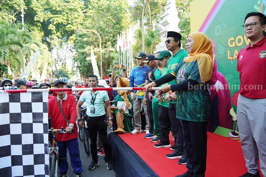 Gubernur Jawa Timur Khofifah Indar Parawansa memberangkatkan peserta gowes.