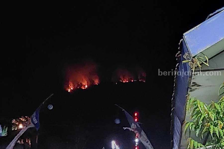 Kebakaran hutan di Gunung Lawu di Resort Pemangkuan Hutan (RPH) Manyul petak 33 dan petak 39 masuk Desa Girimulyo Kecamatan Jogorogo Ngawi, Jawa Timur terbakar mulai Senin (4/9/2023) pada pukul 18.27 WIB.