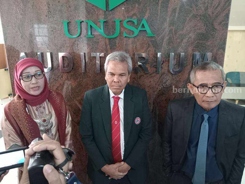 Distribusi Dokter Tak Merata Jadi Masalah di Indonesia Dr Hilman Siregar bersama Dekan FK Unusa dan Rektor Unusa