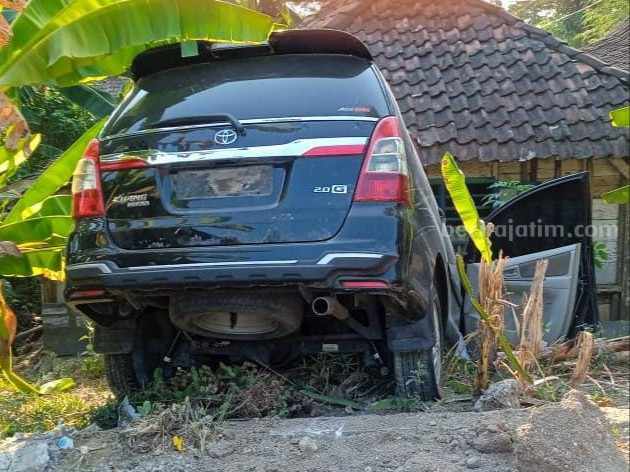 Mobil Dinas Pemkab Bojonegoro Seruduk Rumah Warga