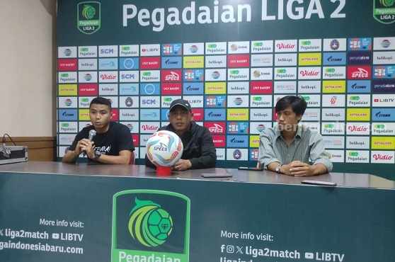 Main di Markas Persela Lamongan, Persijap Yakin Raih 3 Poin Pelatih Persijap Jepara, Salahudin didampingi pemainnya Iqmal Nur Samsu saat konferensi pers jelang pertandingan lawan Persela