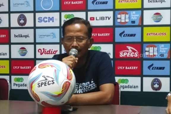 Pelatih Persela Lamongan Djadjang Nurdjaman saat konferensi pers jelang laga melawan Persijap Jepara