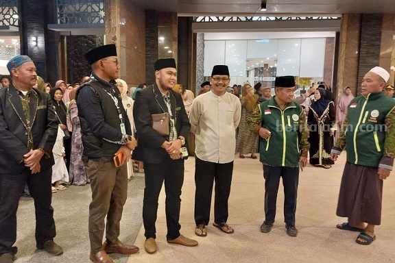 Kemenag Lamongan saat mengawal pemberangkatan jemaah umroh FTI Travel, di Masjid Namira Lamongan