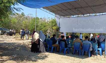 Polisi Bongkar Makam Santri Lamongan untuk Autopsi Pembongkaran makam santri di Lamongan, untuk dilakukan proses autopsi oleh tim forensik.