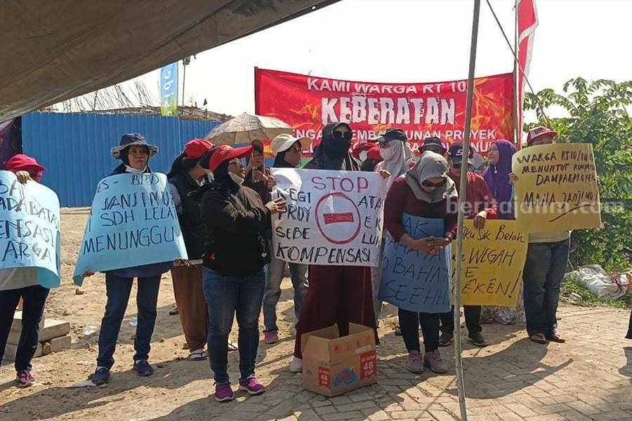 Warga Desa Entalsewu Kec. Buduran demo minta kompensasi Warga Desa Entalsewu Kec. Buduran demo minta kompensasi