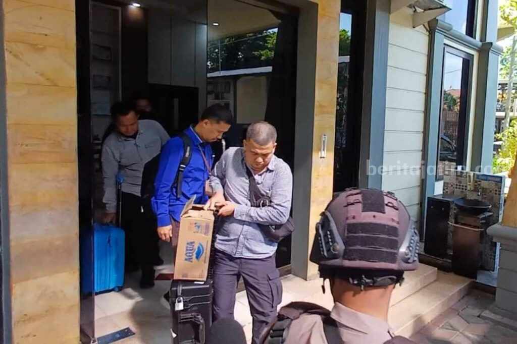 VPetugas KPK usai menggeledah kantor Dinas Perkim Lamongan.
