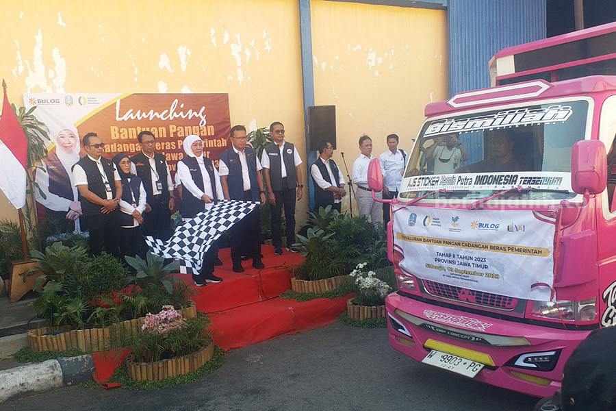 Gubernur Jawa Timur Khofifah Indar Parawansa melepas penyaluran bantuan pangan cadangan beras.