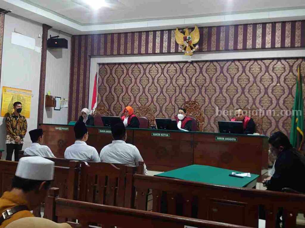 Eksepsi Ditolak, Sidang Pendemo Tambang di Bojonegoro Dilanjutkan Pembuktian Hukum Sidang Tiga Terdakwa Pendemo Tambang batu gamping milik PT Wira Bhumi Sejati, dalam agenda Putusan Sela.