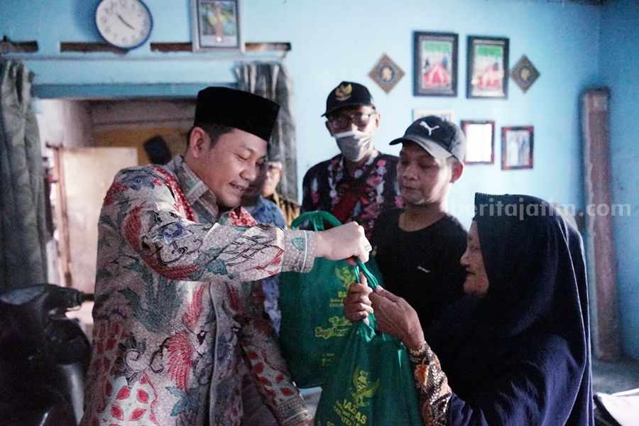 Wabup Sidoarjo H. Subandi serahkan bantuan sembako Wabup Sidoarjo H. Subandi serahkan bantuan sembako